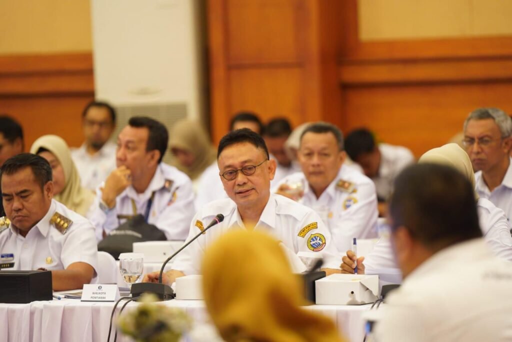 Wali Kota Pontianak Edi Rusdi Kamtono saat mengikuti rapat percepatan digitalisasi keuangan daerah di Aula Bank Indonesia Perwakilan Kalbar.