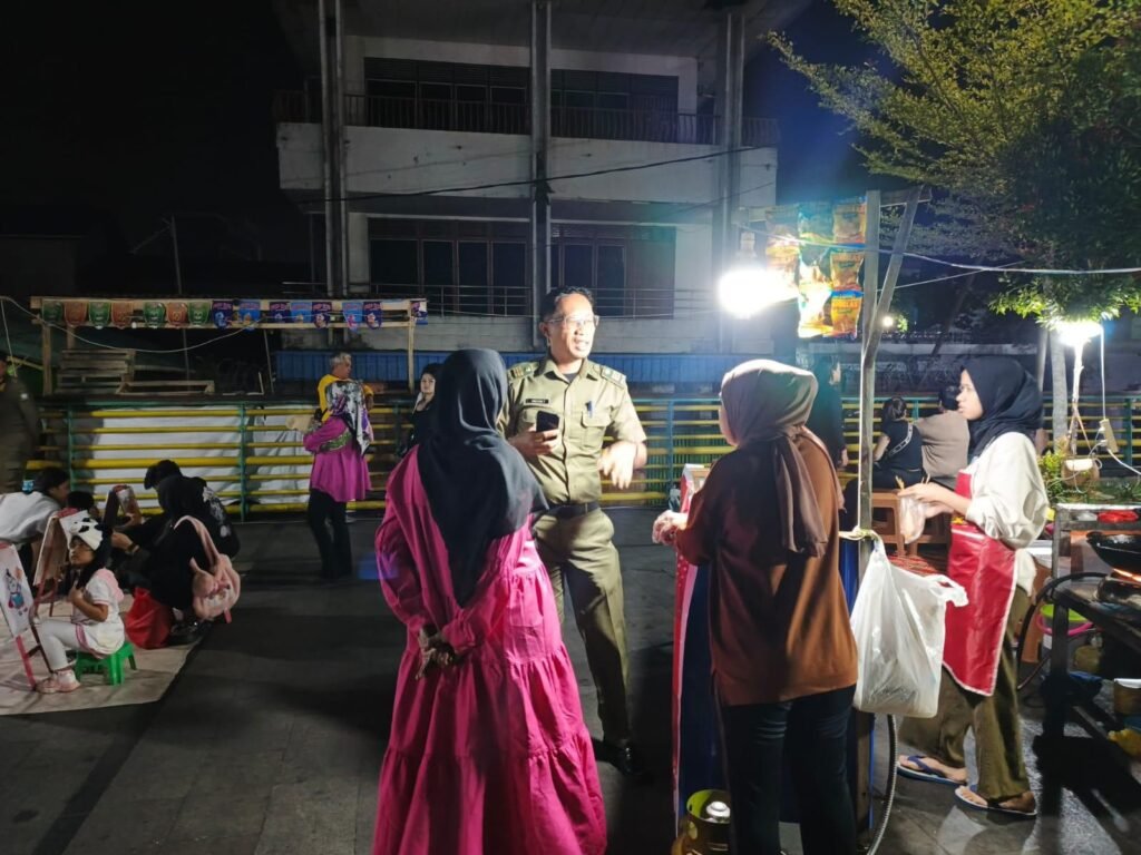 Petugas Satpol PP Kota Pontianak menyisir waterfront untuk mengingatkan kepada pedagang kaki lima agar tidak membuang sampah ke sungai.