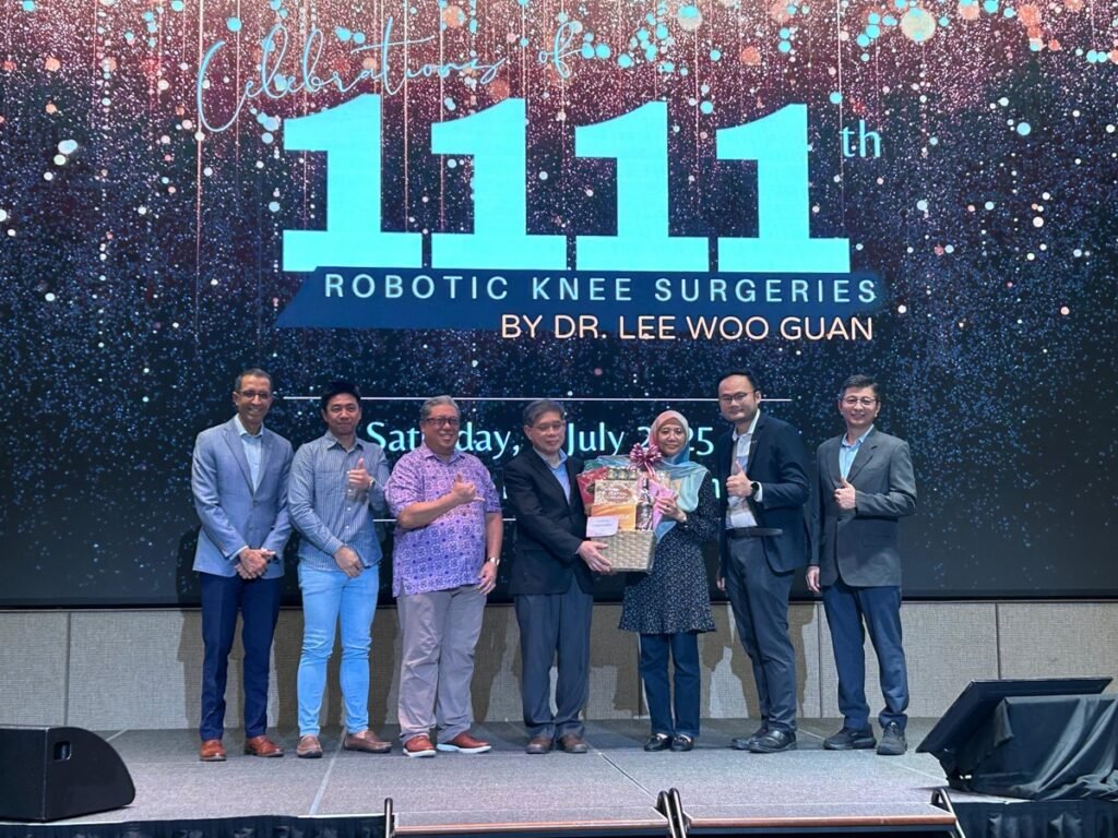 Direktur Medis Dr Mahadhir Alhady Sulaiman, Dokter Spesialis Ortopedi Dr Lee Woo Guan, GM KPJ Kuching Nor Azlina Jemain, CEO Regional Malaysia Timur Dr Kenny Yeap Kim Pey, bersama Zimmers Representative and Johnson and Johnson Representative.