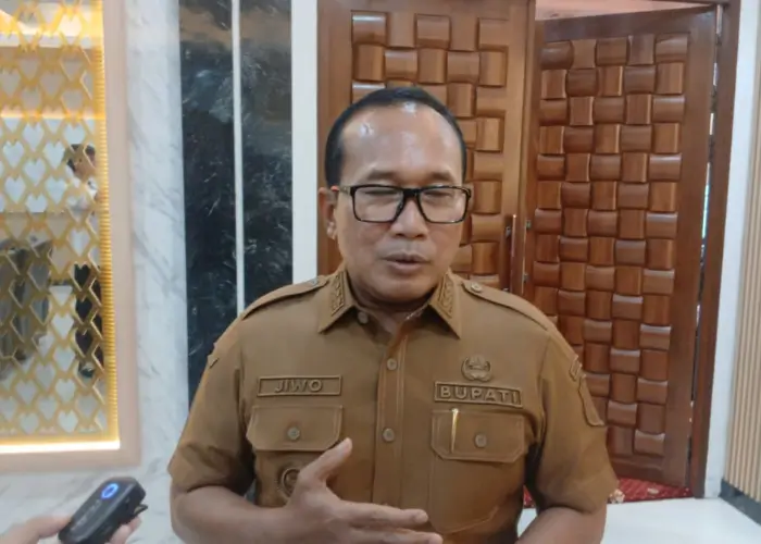 Bupati Kubu Raya Sujiwo keluarkan imbauan untuk masyarakat mengurangi aktivitas di luar rumah akibat kabut asap. (MC Kubu Raya)