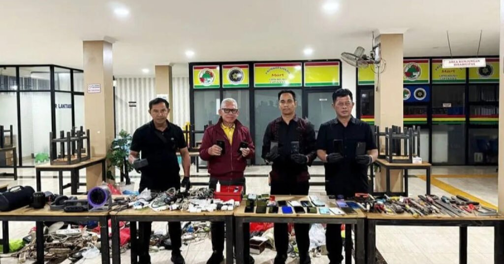 Ditjenpas Imipas menyita sejumlah ponsel dan barang terlarang dalam sidak di Lapas Kelas 1 Cipinang, Jakarta Timur, 20 Juli 2025. (Dok.Ditjenpas Kementerian Imipass/pri.)