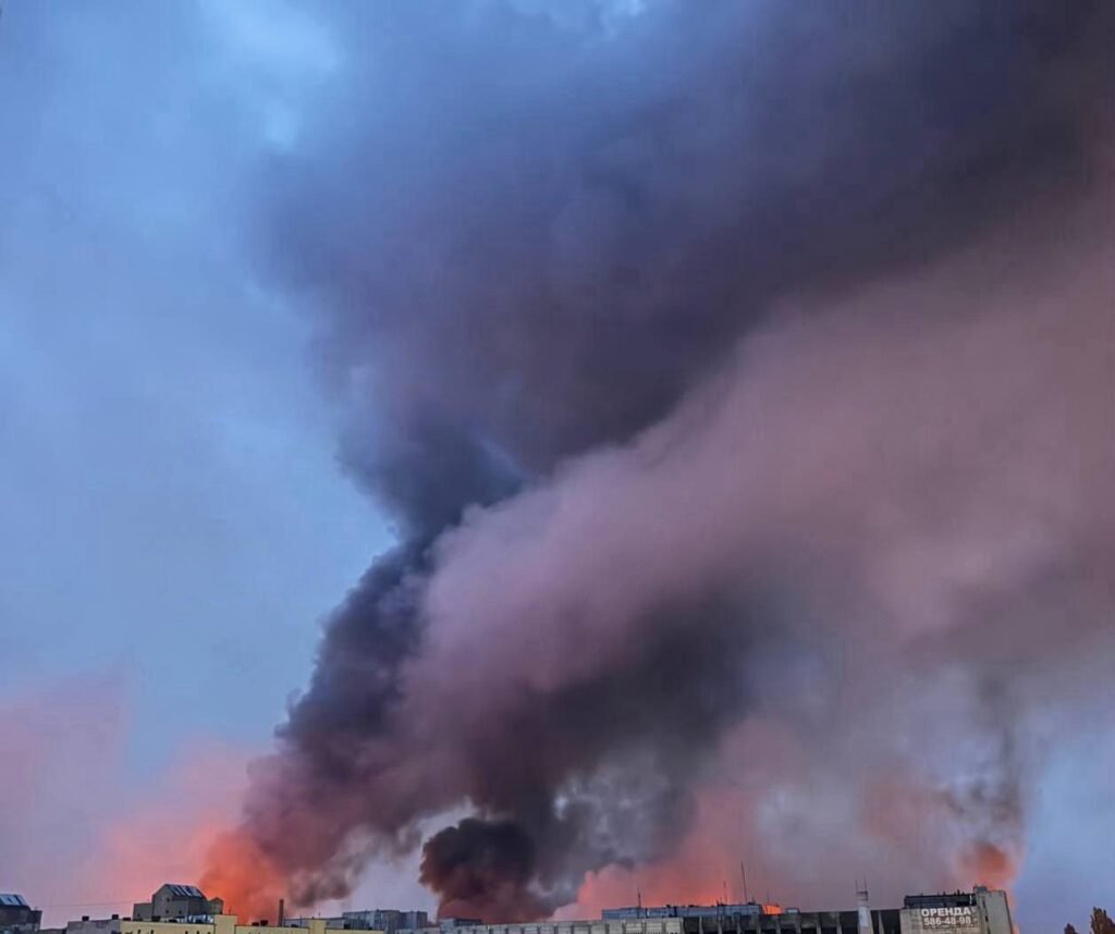 Rusia kembali melancarkan serangan udara besar-besaran ke Ukraina pada Senin dini hari, 7 Juli 2025, menewaskan satu warga sipil, melukai tujuh orang lainnya. (sumber foto: x.com/OSINT_SITREP)
