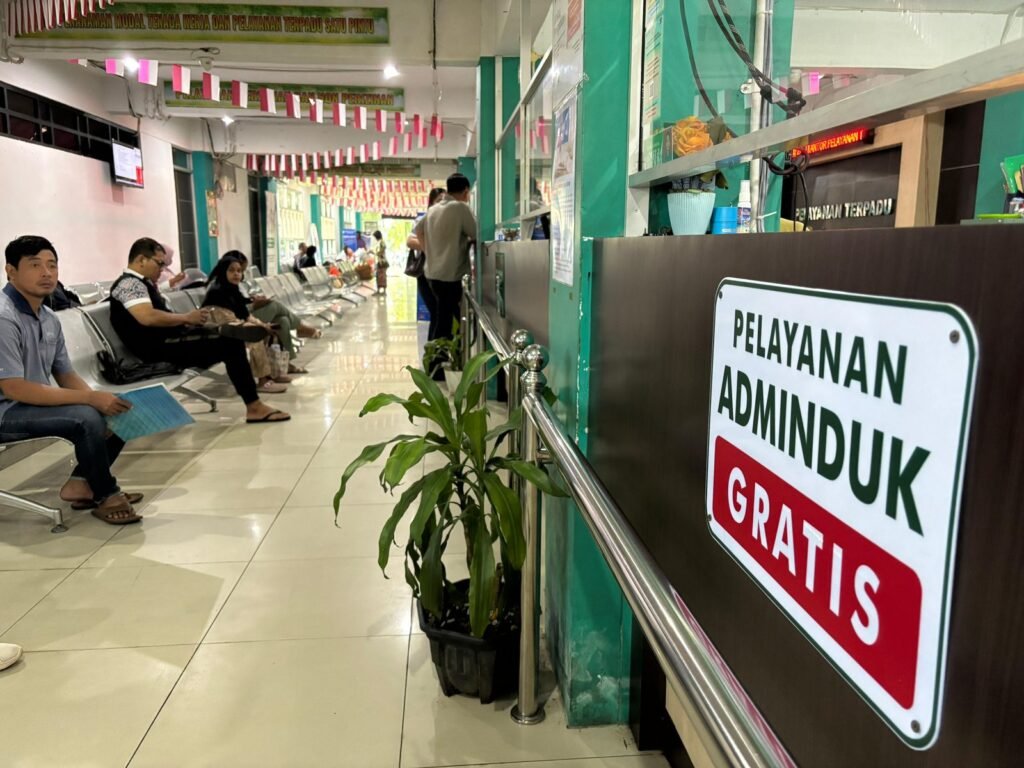 Warga saat mengurus administrasi kependudukan di loket pelayanan Dinas Kependudukan dan Pencatatan Sipil Kota Pontianak.