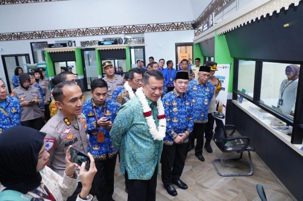 Gubernur Kalbar, Drs. H. Ria Norsan, saat mendampingi kunjungan kerja Wakil Menteri PAN-RB, Komjen Pol. (Purn) Drs. Purwadi Arianto, M.Si., di Pontianak, Kamis (17/7/2025). (kalbarprov.go.id)