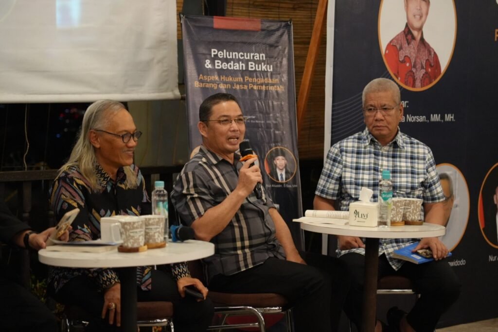 Gubernur Ria Norsan, Sekda Kalbar dr. Harisson hadiri peluncuran buku Aspek Hukum Pengadaan Barang dan Jasa Pemerintah karya Dr. Herman Hofi Munawar, Kamis (17/7). (Sumber Foto : kalbarprov.go.id)