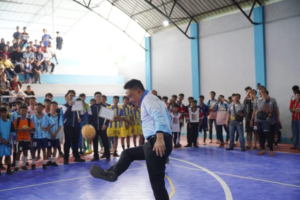 Wali Kota Pontianak Edi Rusdi Kamtono menjajal bola takraw dalam pembukaan Kejuaraan Sepak Takraw se Kalbar. (Sumber Foto : Pontianak.go.id)