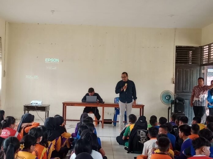 MPLS di SMP negeri 6 Singkawang disertai edukasi bahaya judol oleh diskominfo. (Sumber foto : mediacenter.singkawangkota.go.id)