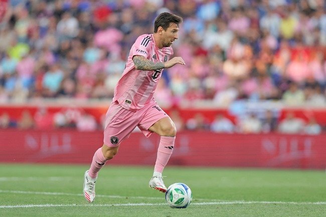 Fans Inter Miami menunjukkan dukungan kepada Lionel Messi dengan sebuah spanduk dalam pertandingan MLS melawan New York Red Bulls. FOTO: AFP