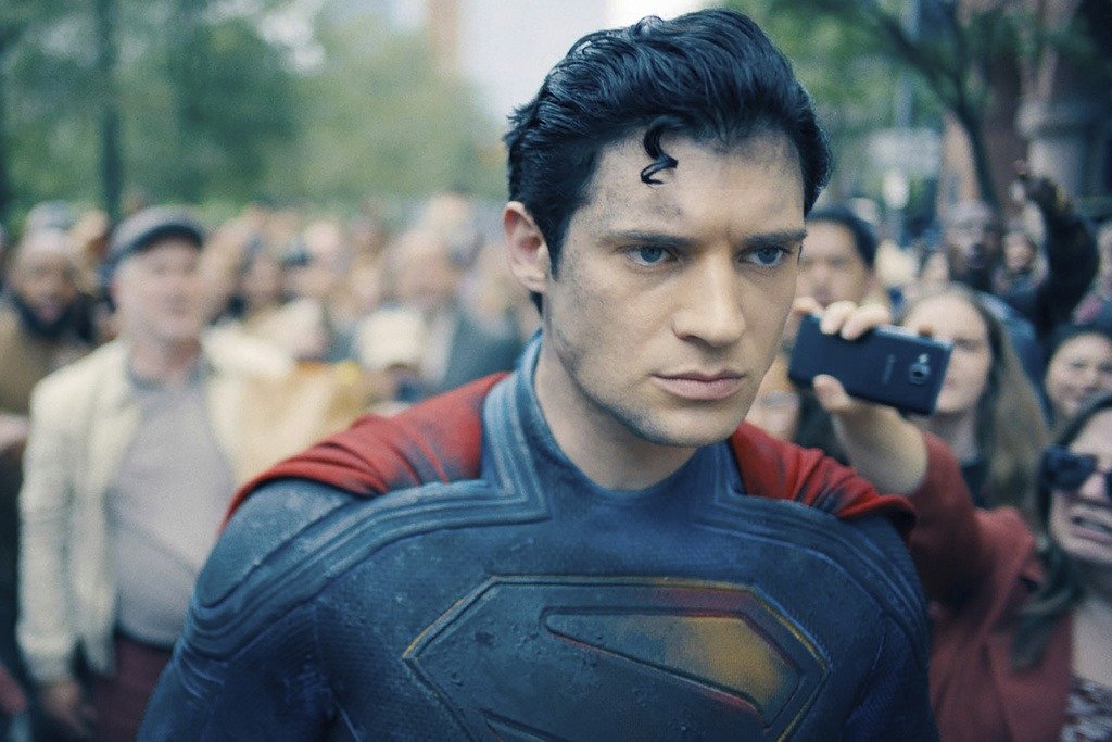 David Corenswet dalam sebuah adegan dari film "Superman." (Sumber Foto : Warner Bros)