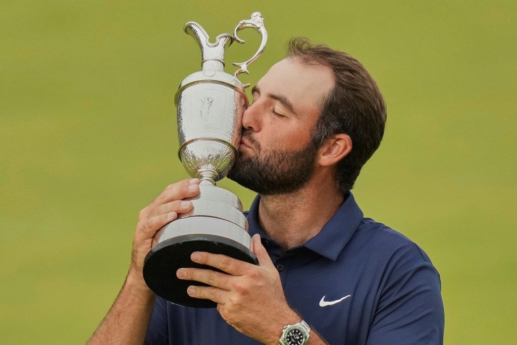 Scottie Scheffler dari AS mencium trofi setelah memenangkan kejuaraan golf British Open di Royal Portrush Golf Club, Irlandia Utara, Minggu, 20 Juli 2025. (Sumber Foto: AP)