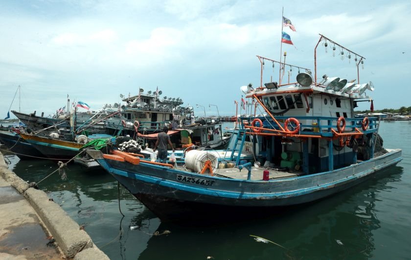 Kapal pukat nelayan di Semporna. (Sumber foto : Julia Chan MALAYMAIL)