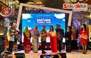 Gubernur Kalimantan Barat Ria Norsan saat membuka rangkaian Sarawak Travel Fair di Pontianak yang diselenggarakan di Ayani Megamal, Sabtu (26/7/2025).