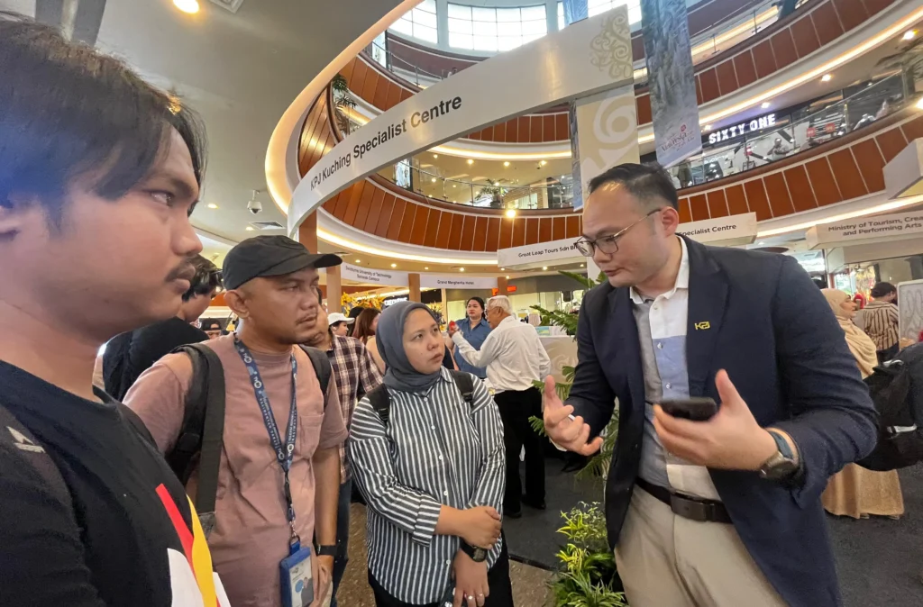 Dr Kenny memberikan penjelasan singkat di depan para jurnalis yang hadir di Sarawak Travel Fair di Ayani Megamall