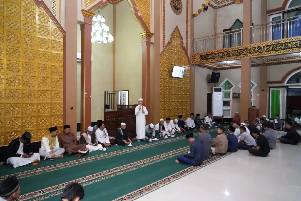 Gubernur Kalbar di Sajadah Fajar, Masjid At-taqwa Kabupaten Landak, Jumat (25/7). (Kalbarprov.go.id)