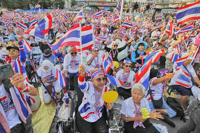 Demonstran turun ke jalan menuntut pengunduran diri Perdana Menteri Paetongtarn Shinawatra. (Foto : AP)