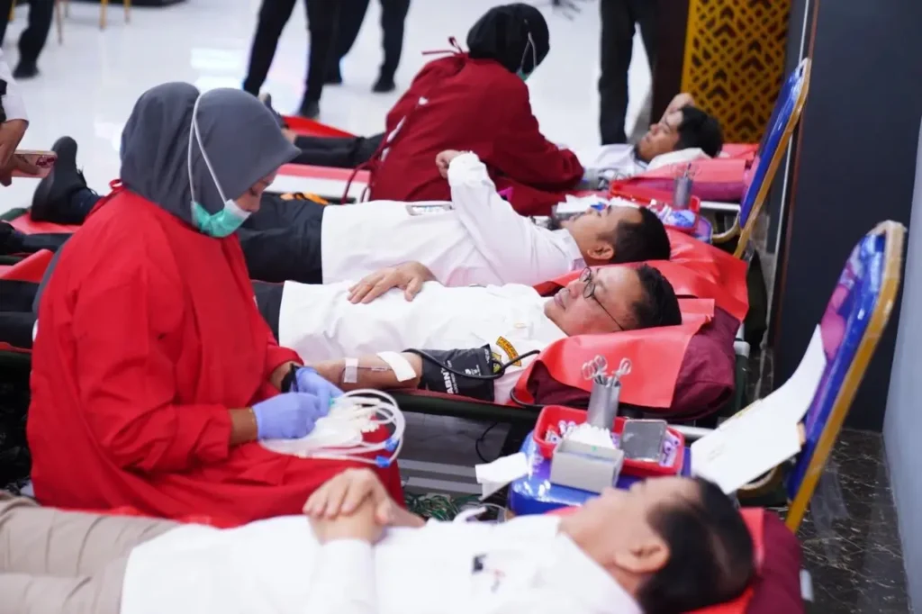 Wali Kota Pontianak Edi Kamtono melakukan donor darah di Hari Pengayoman. (pontianak.go.id)