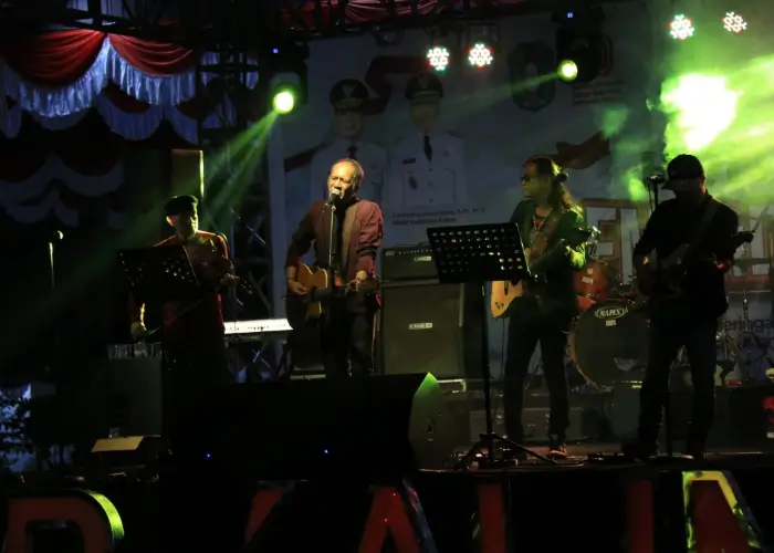 Salah satu musisi asal Kalbar, Arwana yang tampil dalam Konser NKRI di Pontianak dalam rangka memeriahkan HUT ke-80 RI. (Kalbarprov.go.id)