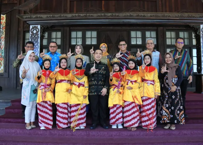 Gubernur Kalbar, Ria Norsan saat membuka Kampanye Ayo Menabung dan Puncak Literasi Anak Kalbar 2025. (Kalbarprov.go.id)