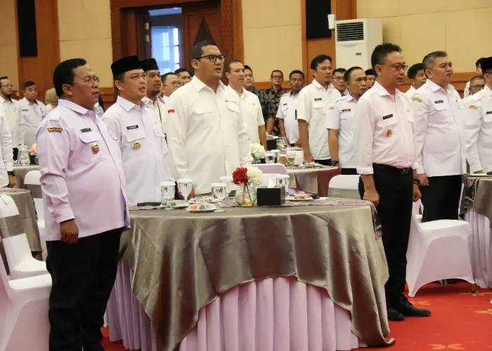 Gubernur Kalbar Ria Norsan saat menghadiri High Level Meeting (HLM) Tim Pengendalian Inflasi Daerah (TPID) Kuponwah. (Kalbarprov.go.id)
