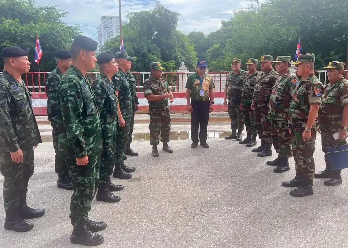 Tentara Kerajaan Thailand, 29 Juli 2025 para komandan tentara Thailand (kiri) dan Kamboja bertemu di perbatasan Chong Chom, Provinsi Surin di Thailand dan Provinsi Oddar Meanchey Kamboja. (afp.com)