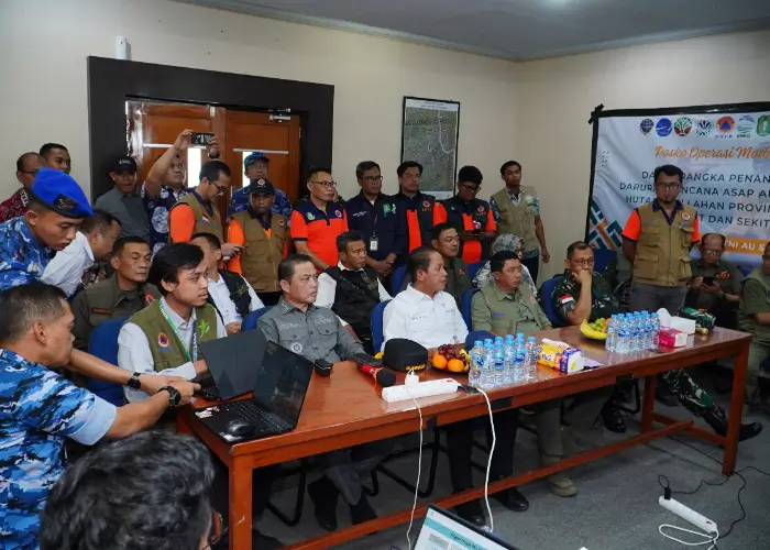 Kepala BNPB RI Letnan Jenderal TNI Suharyanto bersama Gubernur H Ria Norsan usai tinjau titik api di beberapa daerah di Kalbar. (Kalbarprov.go.id)