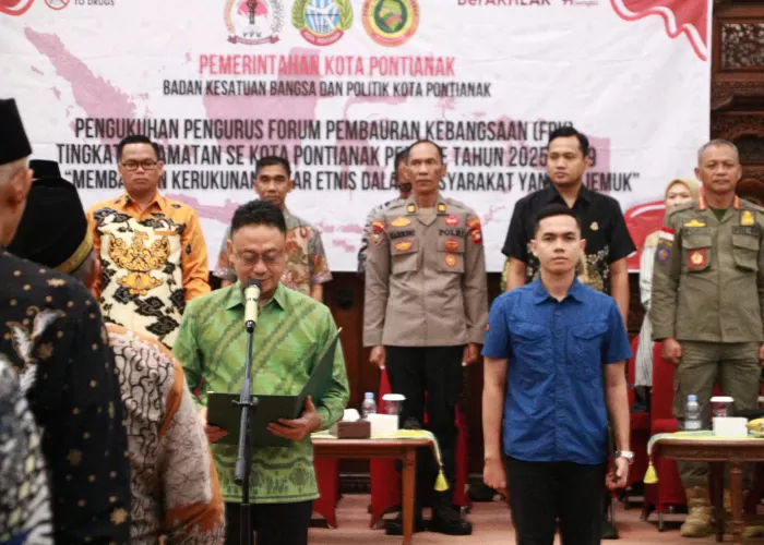 Wali Kota Pontianak Edi Rusdi Kamtono melakukan pengukuhan Forum Pembauran Kebangsaan (FPK) tingkat kecamatan se-Kota Pontianak periode 2025–2029. (Pontianak.go.id)
