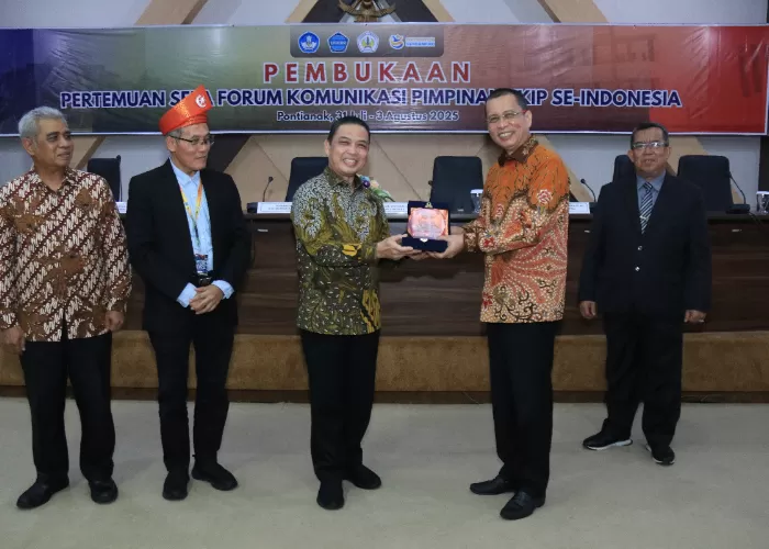 Gubernur Kalbar Ria Norsan, membuka Forum FKIP se-Indonesia yang digelar di Aula Rektorat Universitas Tanjungpura (Untan), Kamis (31/7/2025). (Kalbarprov.go.id)