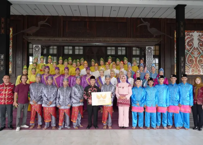 50 penari Kalbar yang bakal tampil di Istana Negara rayakan HUT RI, usai acara pelepasan Kamis (7/8). (Kalbarprov.go.id)