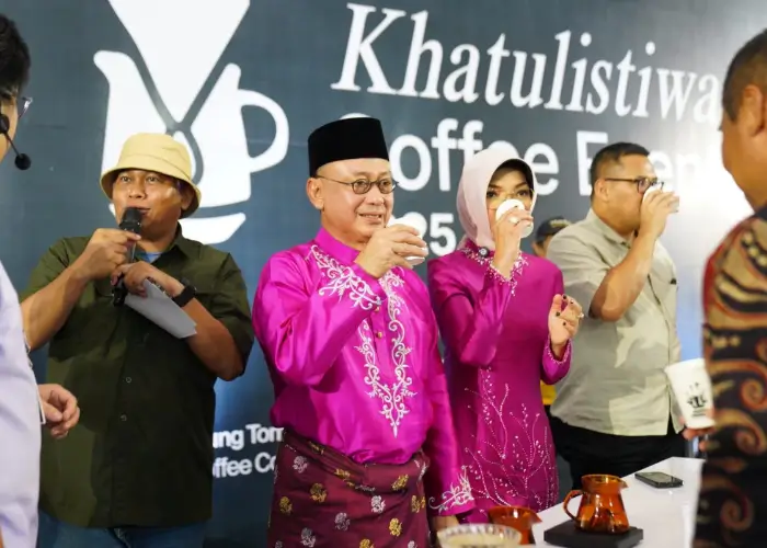 Wali Kota Pontianak Edi Rusdi Kamtono menikati kopi dalam gelaran Khatulistiwa Coffee Event Jumat 15/8 tadi malam di PCC. (pontianak.go.id)