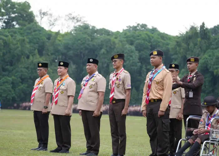 Gubernur Kalbar Ria Norsan menerima penghargaan Lencana Melati dari Kwartir Nasional pada HUT Pramuka ke-64 di Cibubur. (Kalbarprov.go.id)