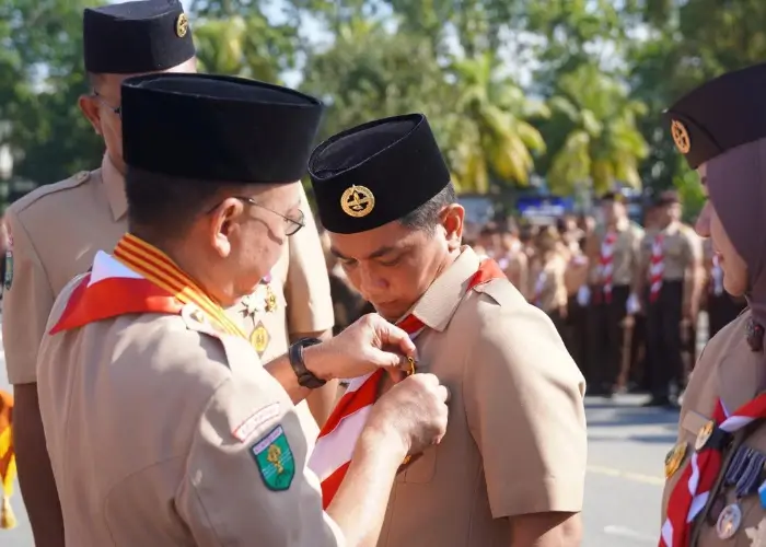 Wakil Wali Kota Pontianak Bahasan menerima penghargaan Lencana Darma Bakti dari Kwartir Nasional Gerakan Pramuka