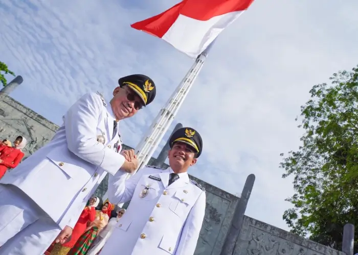 Wali Kota Pontianak Edi Rusdi Kamtono dan Wawako Bahasan jelang upacara Detik-detik Proklamasi HUT ke-80 RI, Minggu, 17/8. (pontianak.go.id)
