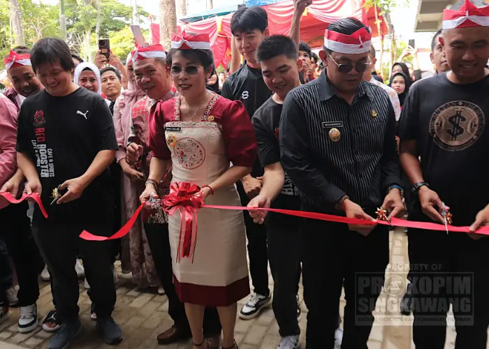 Wali Kota Singkawang Tjhai Chui Mie Resmikan Sentra Kuliner Ikan Bersama Wakil Wali Kota Muhammadin. (Prokopim Singkawang)