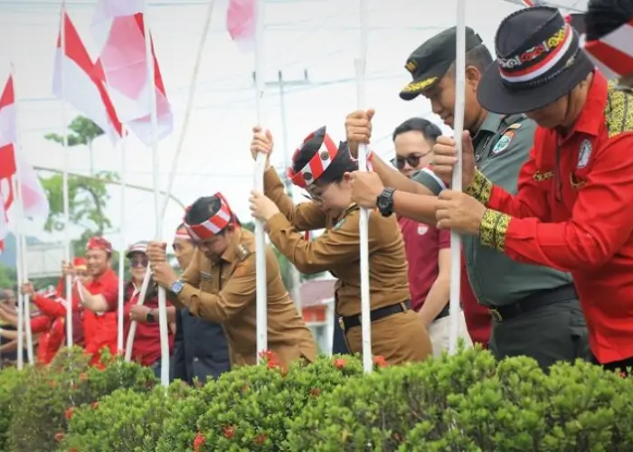 Wali Kota dan Wakil Wali Kota Singkawang, Forkopimda dan ormas memasang bendera merah putih serentak, Senin (11/8). (Diskominfo.singkawangkota.go.id)