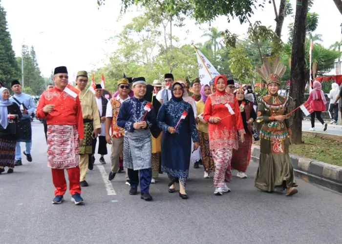 Gubernur Ria Norsan didampingi Ketua Dekranasda Provinsi Ny. Erlina Ria Norsan dan Sekda dr. Harisson dan istri ikuti Karnaval Gemilang Budaya. (Kalbarprov.go.id)
