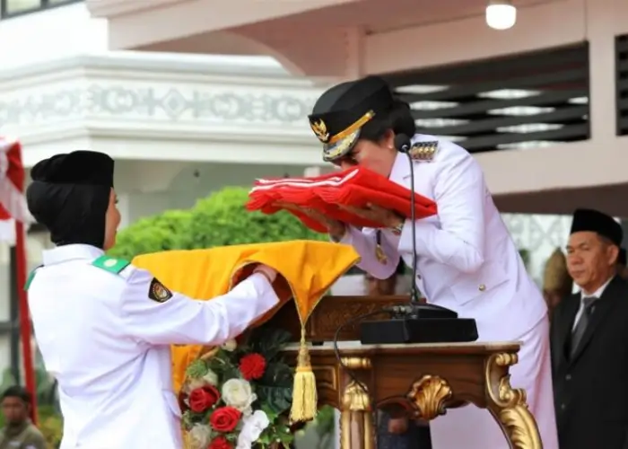 Upacara peringatan Detik-Detik Proklamasi HUT ke-80 RI dipimpin langsung oleh Wali Kota Singkawang, Tjhai Chui Mie, sebagai inspektur upacara. (mediacenter.singkawangkota.go.id)