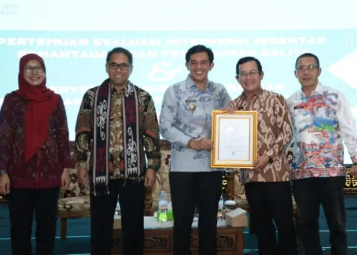 Wakil Wali Kota Singkawang Muhammadin menerima sertifikat CDOB dari BPOM Pontianak (mediacenter.singkawangkota.go.id)