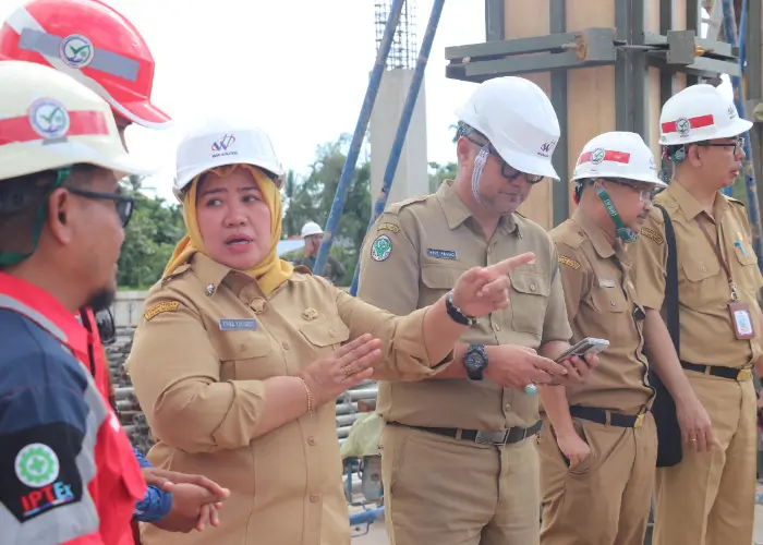 dr. Erna Yulianti didampingi dr. Antonius Decky dan Direktur RSUD Tuan Besar Syarif Idrus (TBSI) dr. Asep Ahmad Saefullah tinjau gedung RSUD TBSI. (Kalbarprov.go.id)
