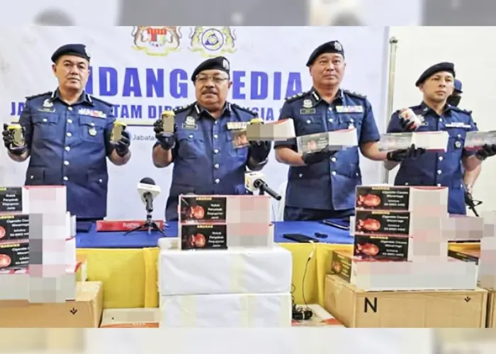 Petugas Bea Cukai Malaysia amankan rokok dan minuman keras hasil penyelundupan di Sibu. (bernama.com)