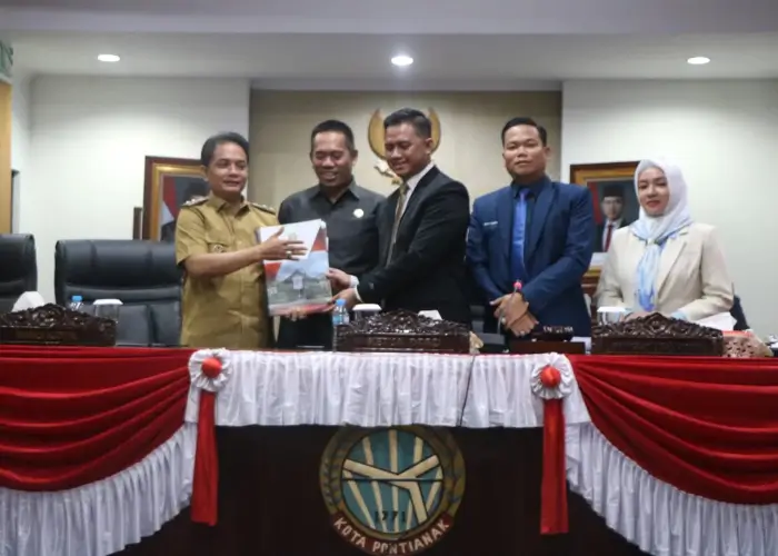 Wawako Bahasan berkomitmen naikkan PAD dan layanan publik di PU Fraksi DPRD, mengenai Raperda APBD Perubahan. (pontianak.go.id)