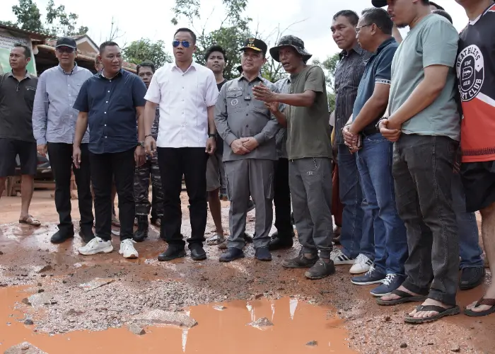 Gubernur Ria Norsan tinjau jalan rusak di sejumlah kabupaten dan kota. Rp475 miliar untuk tahun anggaran 2025. (Kalbarprov.go.id)
