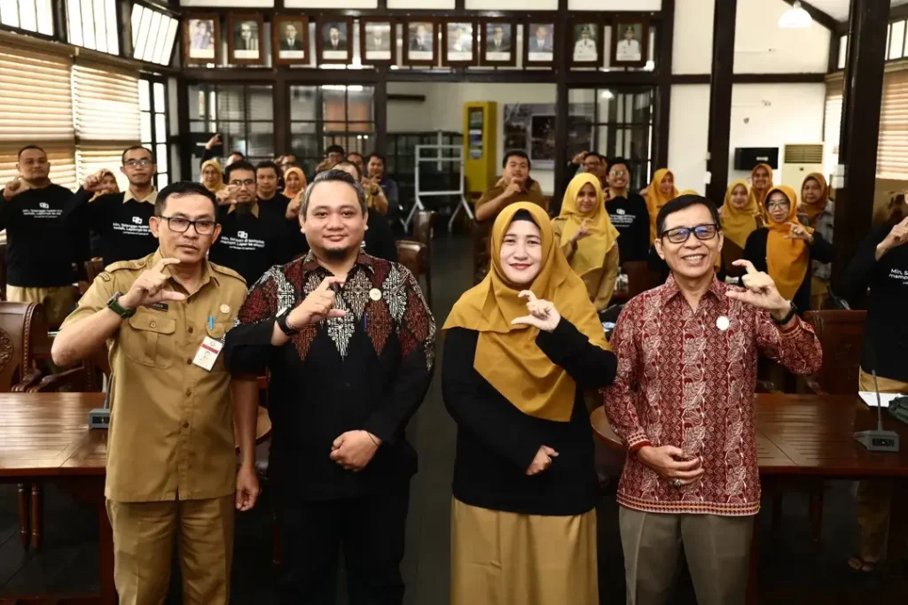 Wakil Ketua Komisi Informasi Kalbar, Marhasak Reinardo Sinaga di bimtek dan sosialisasi informasi. (Pontianak.go.id)