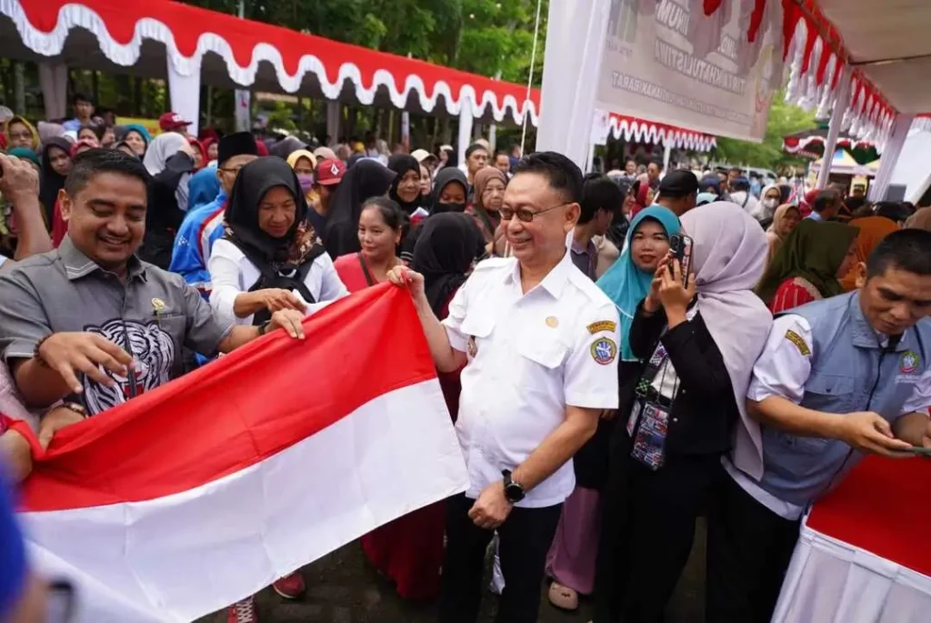 Wali Kota Pontianak, Edi Rusdi Kamtono hadir di pasar murah yang diselenggarakan dalam rangka HUT ke-80 RI. (Pontianak.go.id)