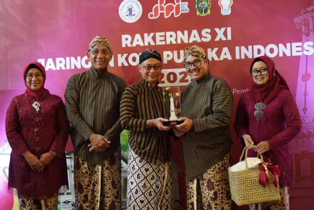 Wali Kota Pontianak Edi Kamtono (tengah) di Rakernas XI Jaringan Kota Pusaka Indonesia (JKPI) 2025 di Yogyakarta, 5 - 9 Agustus 2025. (Pontianak.go.id)