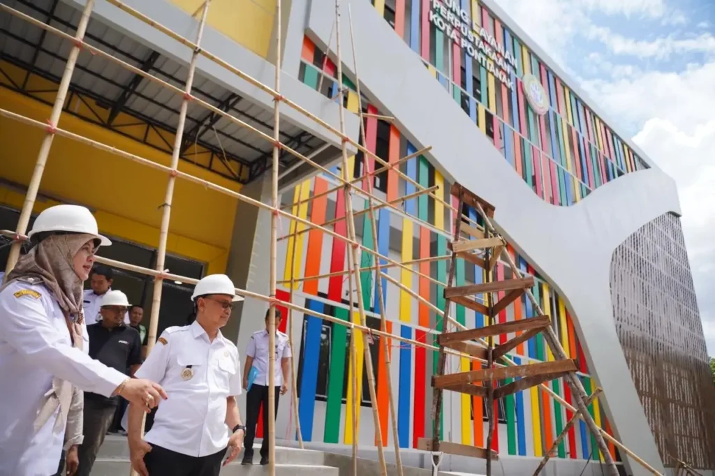 Wali Kota Pontianak Edi Rusdi Kamtono saat meninjau pembangunan Gedung Layanan Perpustakaan Kota Pontianak, pada Rabu 13 Agustus 2025. (Pontianak.go.id)