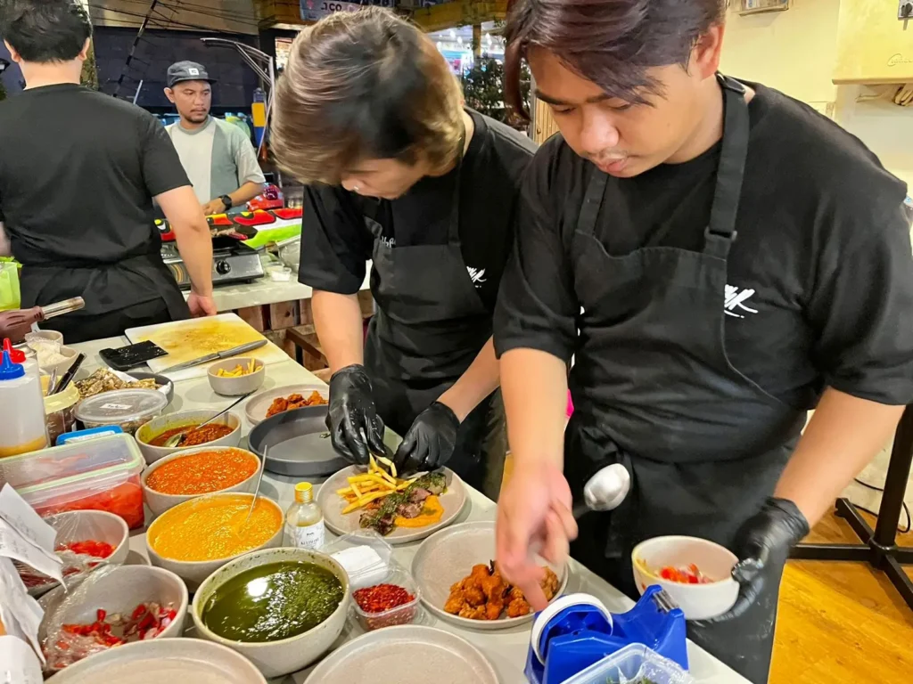 Dua chef asal Malaysia, Greg Gluma dan Doein Steward, membajak dapur Ngopidiaphen Pontianak dalam event Breaking The Border 2025