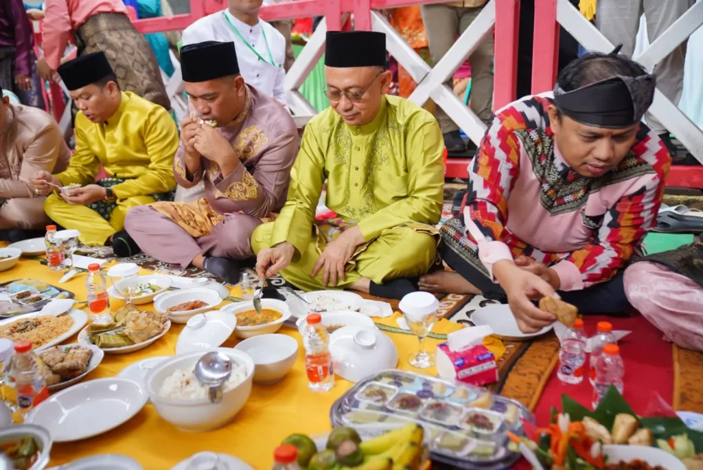 Wali Kota Pontianak Edi Rusdi Kamtono Duduk Saprahan Bersama Warga dalam Tradisi Robo-robo.