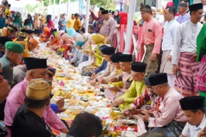 Wali Kota Pontianak Edi Rusdi Kamtono Duduk Saprahan Bersama Warga dalam Tradisi Robo-robo.