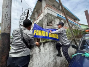 Dishub Kota Pontianak Bersama Tim Gabungan Pasang Spanduk ‘Parkir Gratis’ di Titik Parkir Liar