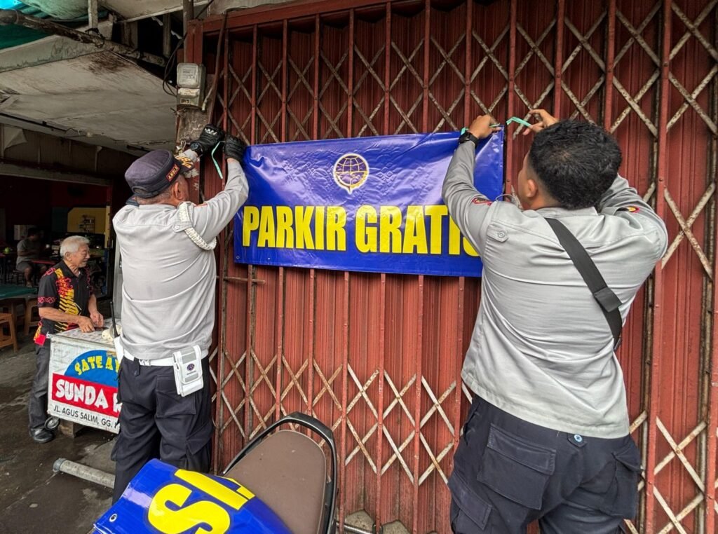 Dishub Kota Pontianak Bersama Tim Gabungan Pasang Spanduk ‘Parkir Gratis’ di Titik Parkir Liar